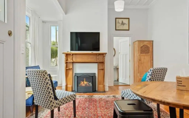 Cheerful 1 Bedroom Home with Free Parking