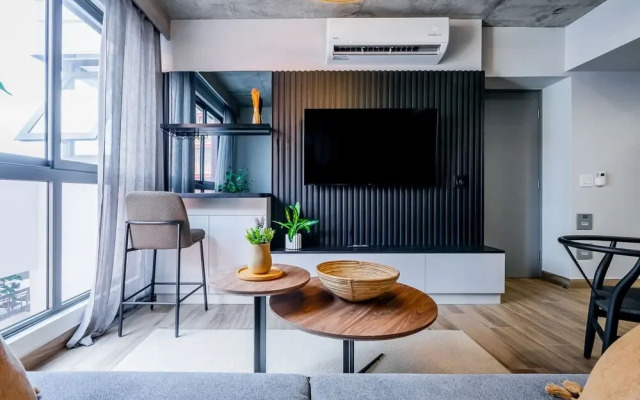 w Stunning 2BR w Great Deco in Centriqo