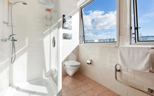QV Spacious Waterfront Apartment - 748