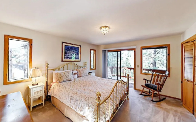 4BR South Lake Tahoe Multi Level House by RedAwning