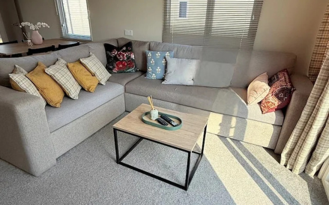 Cabin Sleeps 6 With Parking and Balcony