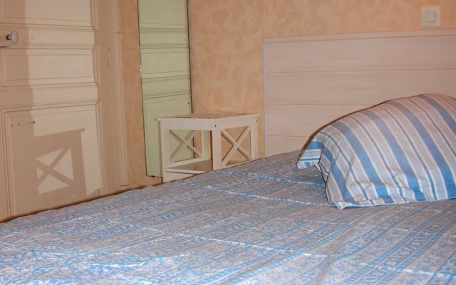 Studio in Néris-les-bains, With Enclosed Garden and Wifi