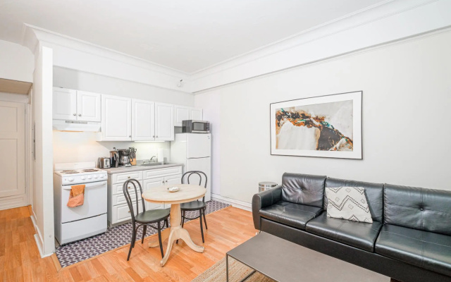 Modern 1BR + Train | Theatre District | Evonify