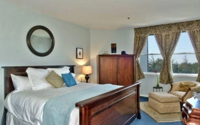 Bay Hill Mansion Bed & Breakfast