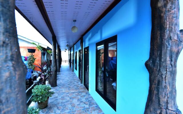 Отель Chomlay Room & Restaurant Старая часть Ланты вид на фасад