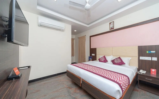 OYO 16595 Famous Residency