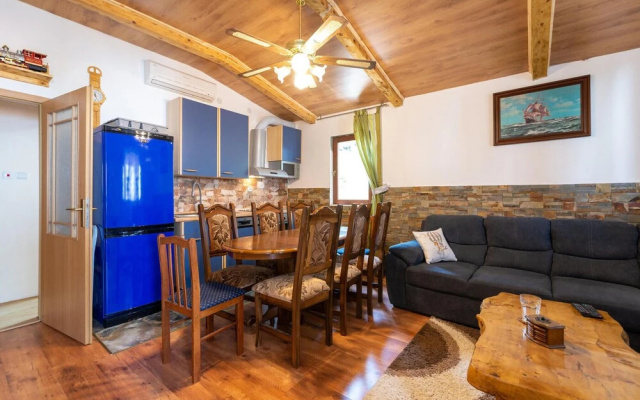 Beautiful Apartment in Maslenica With Jacuzzi, Wifi and 3 Bedrooms