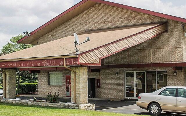 Отель Econo Lodge Columbus вид на фасад