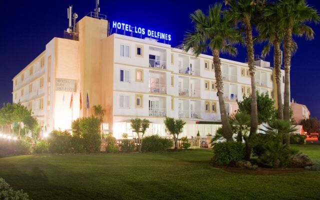 Отель SunConnect Los Delfines Hotel Испания, Кала-эн-Форкат - отзывы, цены и фото номеров - забронировать отель SunConnect Los Delfines Hotel онлайн вид на фасад