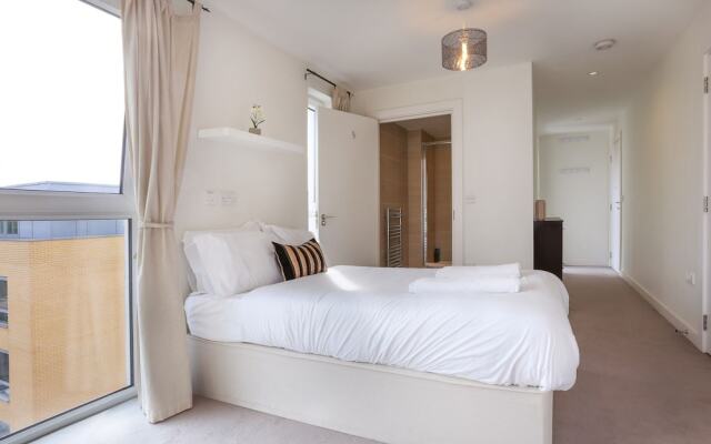 Отель Greenwich Two Bed Flat, with Pool &Parking комната для гостей