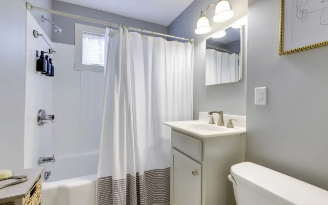 3 Mi to Dtwn Springfield: Winter Retreat w/ Office
