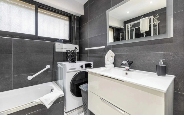 Apt With Terrace and sea View, 2min From the Beach