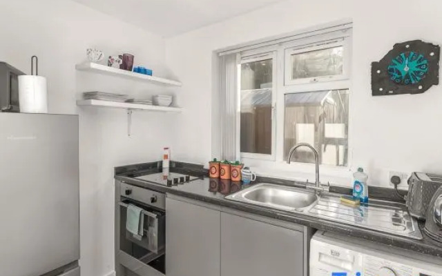 Apt 1: Cosy Ground-Floor Flat - By ShireStays