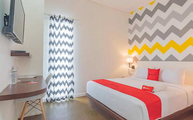 RedDoorz Premium @ Hotel Hebat