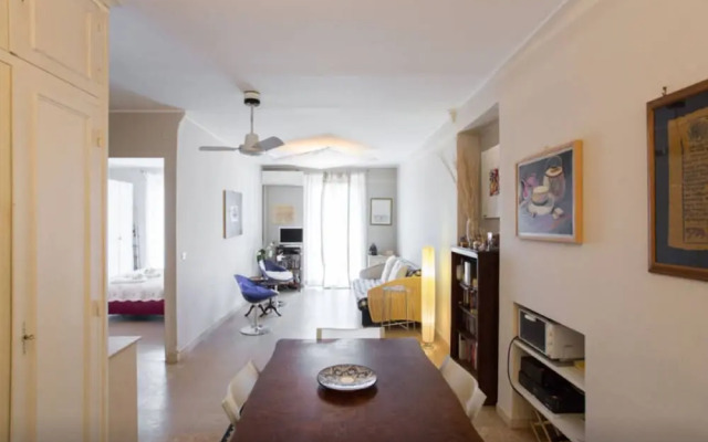 Large 1 Bedroom with Balcony City Centre