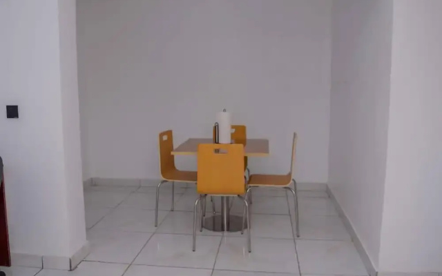 Bamgbose Apartments - Sleeps 2 - Parking - Wifi