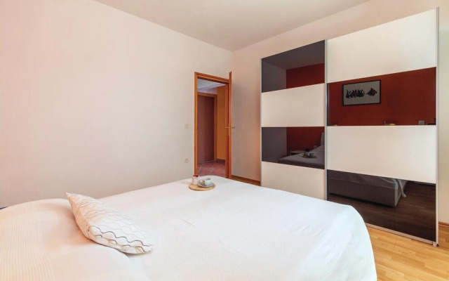 Amazing Home in Labin with WiFi, 7 Bedrooms & Hot Tub