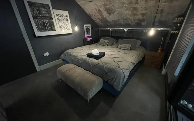 Artsy Retreat - Sleeps 4, Free Parking & Balcony