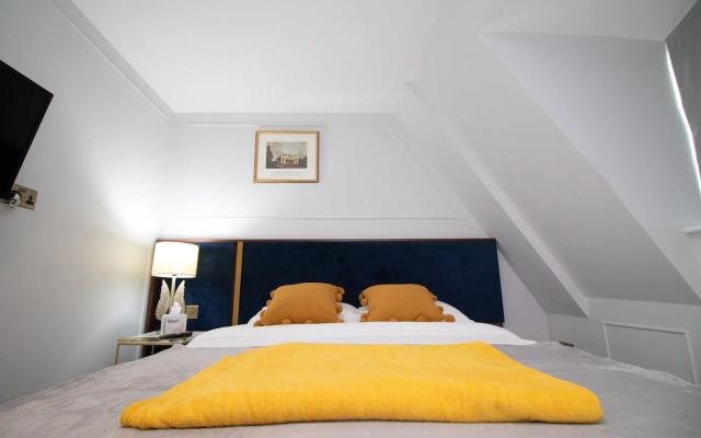 Three Falcons Hotel