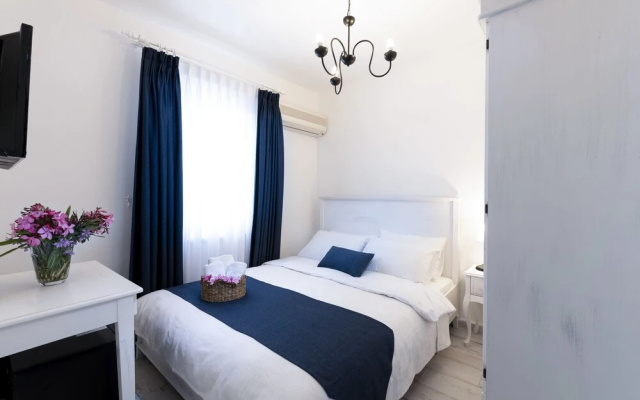 Delos Hotel