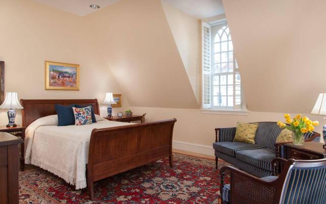 Отель Embassy Circle Guest House комната для гостей