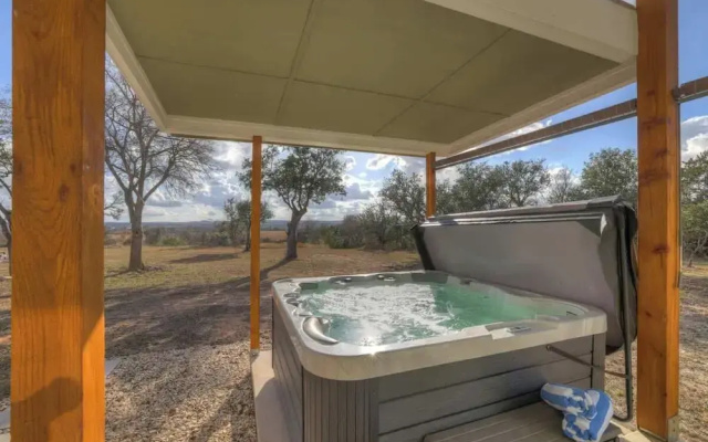 Evergreen Escape W/hot-tub 5 Min to Downtown!