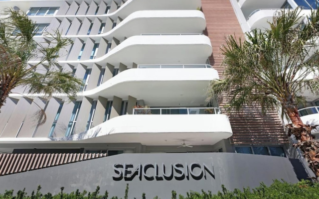 Luxury 2BR Palm Beach Apartment