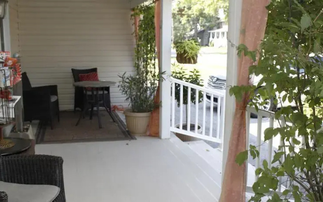 LakeBreeze Niagara Bed & Breakfast