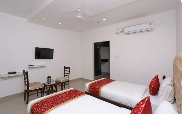 Hotel The Leaf by OYO