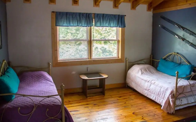 17 Honeysuckle Lodge - 5 Br Cabin