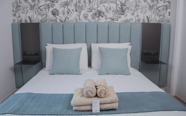 Phaedrus Living Modern Kriel Suites 203