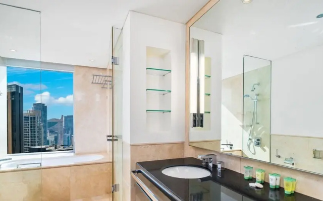LUX The JW Marina Studio 4