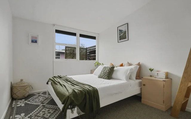 Central Quiet 2BR Apt -  Wifi -  Parking