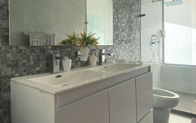 w Amazing 3BR w Ocean View in Marbella
