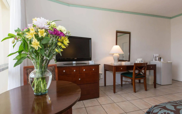 Days Hotel - Thunderbird Beach Resort