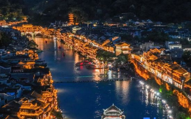 Phoenix Yinyue River View Homestay (Phoenix Ancient City Branch)
