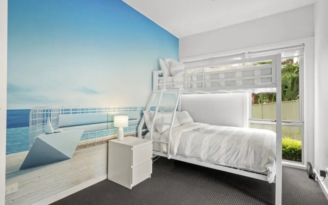 Luxurious 5-bed Home by Avoca Beach
