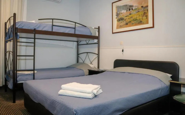 Zorbas Hotel - Hostel