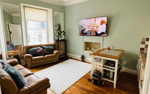 Charming 2-bedroom Apartment Located in Ayr
