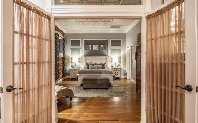 FireHouse Alley Elegant Loft-Style Retreat