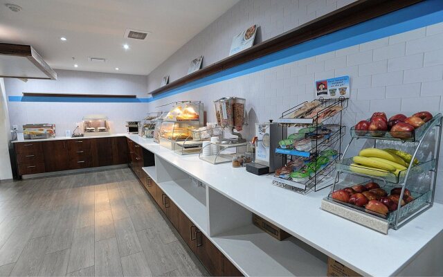 Holiday Inn Express & Suites Toronto Airport West by IHG