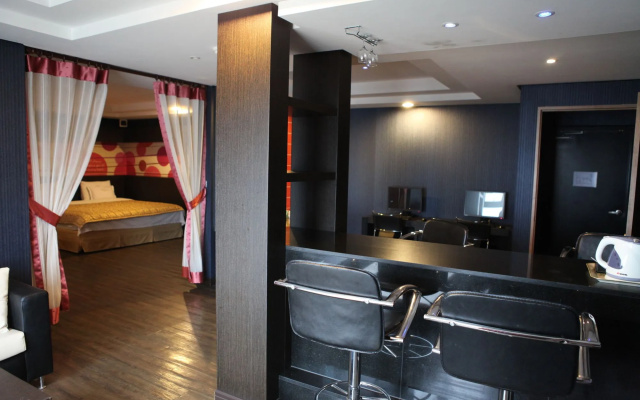 V Hotel