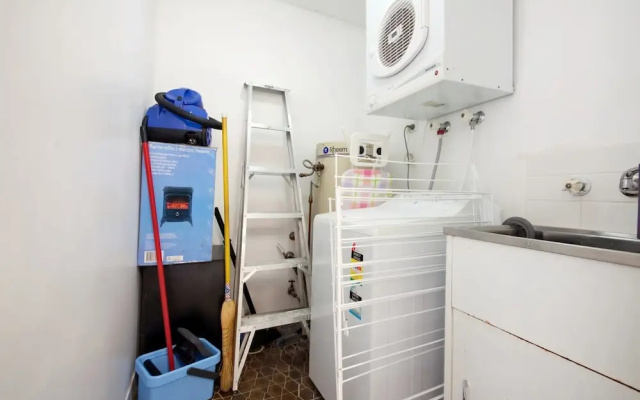 Villa Ellisa, Unit 1/10 Columbia Close