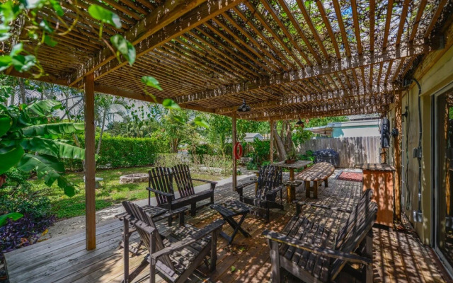 Wonderful 2BR House with Canal Access