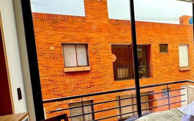 614-Estudio luminoso con balcón