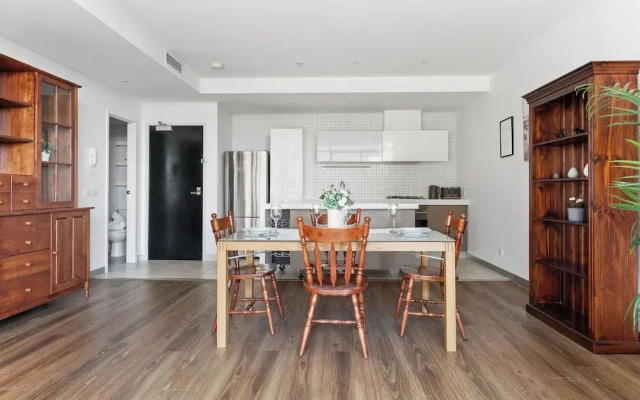 A Chic 2BR Apt Near Melbourne Uni, Free Parking