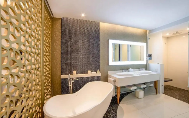 Luxe 2 BR Condo on the Beach