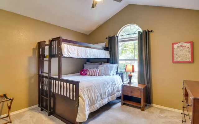 Charming Arkansas Retreat w/ Deck, Near Downtown!