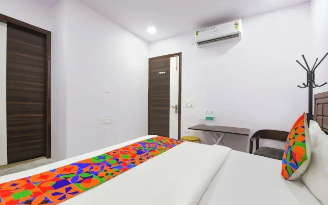 FabHotel Cosy Rooms - Near Embassies, DU South Campus