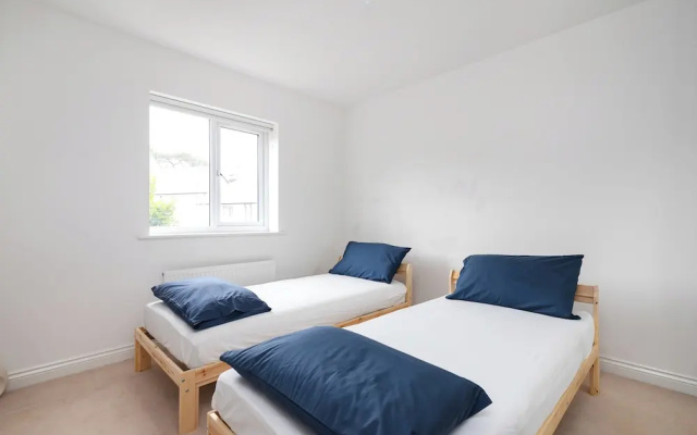5 Bed House - Sleeps 9 - Pets - Garden - Parking